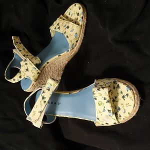 NWOT Nevada Yellow with blue flower wedges adjustable straps